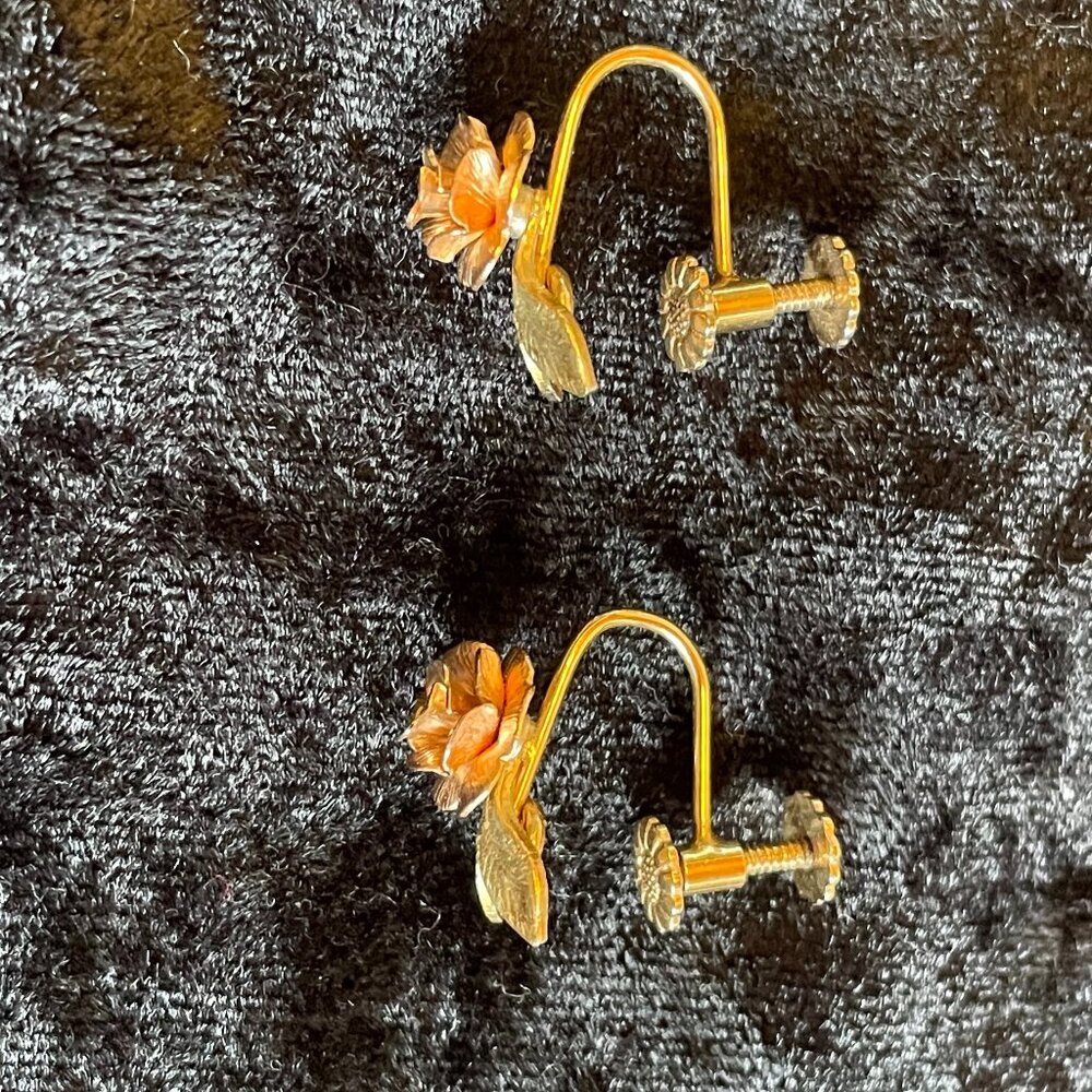 Vintage Krementz screw post rose earrings in tri-color gold costume earrings - Picture 3 of 4